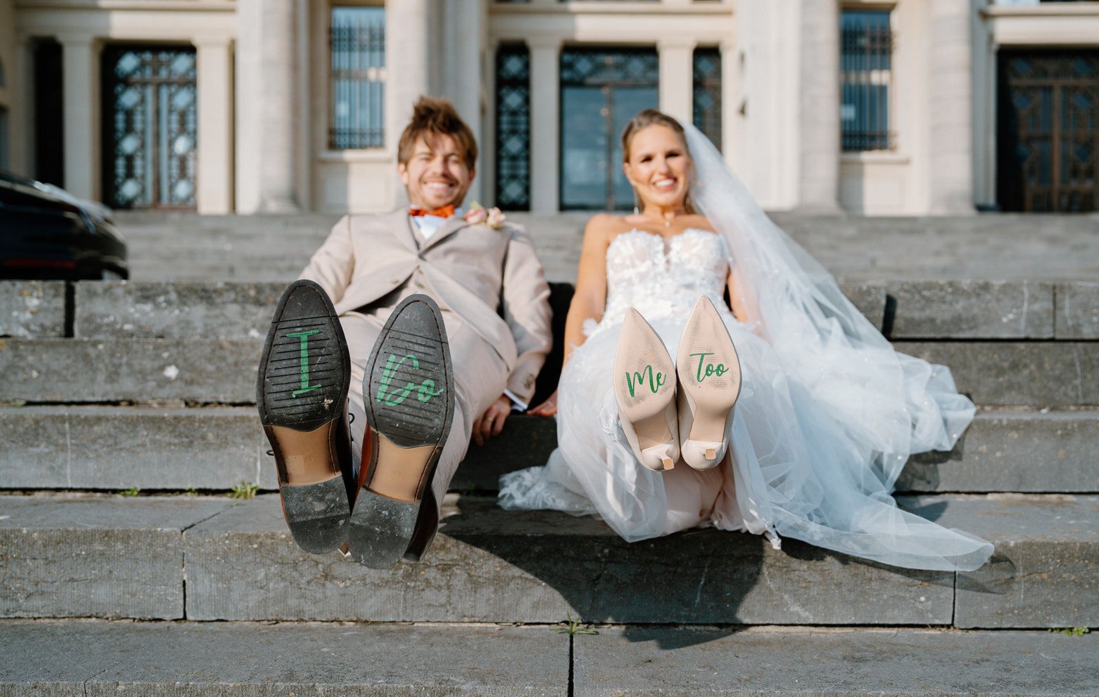 Semelles des chaussures des mariés, inscriptions I Do et Me Too