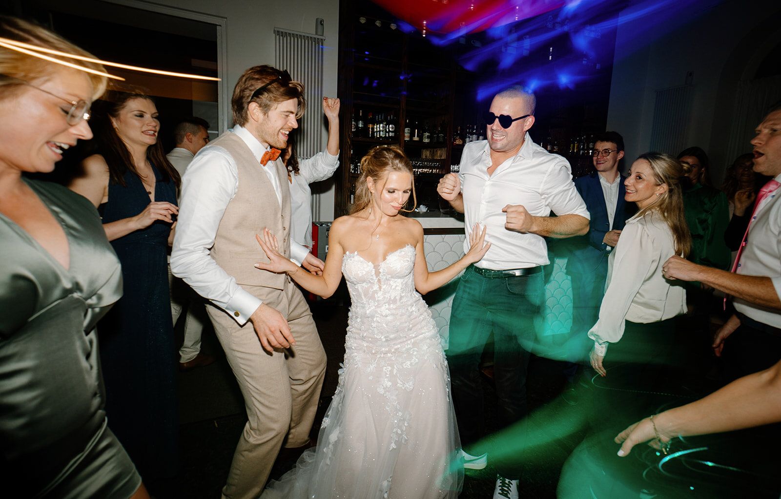Piste de danse animée, les mariés et leurs invités dansant ensemble
